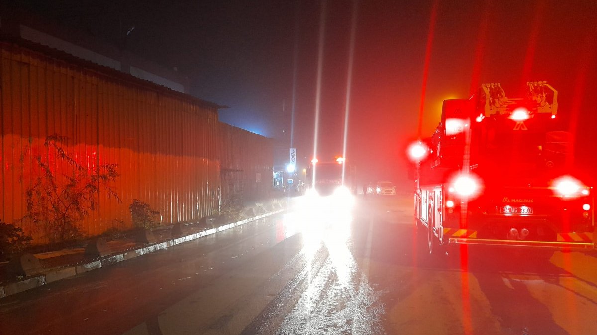 Başakşehir&#039;de demir tel üretim fabrikasında çıkan yangın söndürüldü