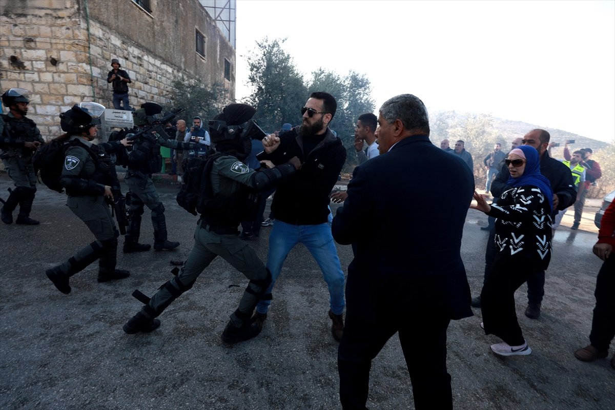 Batı Şeria’da İsrail güçleri ile Yahudi yerleşimciler, Filistinlilere saldırdı