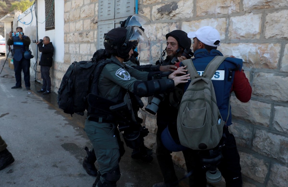 Batı Şeria’da İsrail güçleri ile Yahudi yerleşimciler, Filistinlilere saldırdı