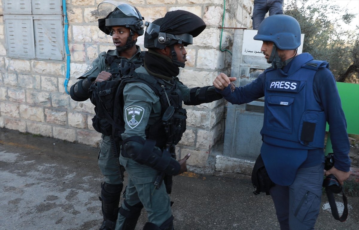 Batı Şeria’da İsrail güçleri ile Yahudi yerleşimciler, Filistinlilere saldırdı