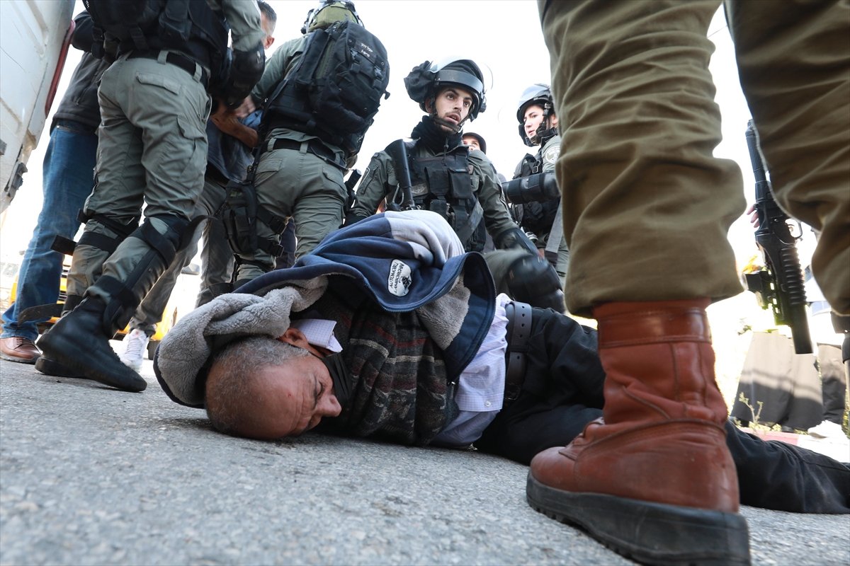 Batı Şeria’da İsrail güçleri ile Yahudi yerleşimciler, Filistinlilere saldırdı