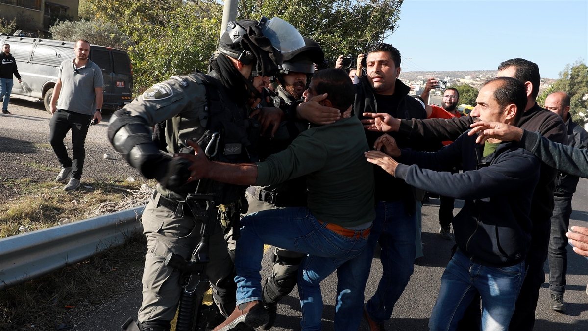 Batı Şeria’da İsrail güçleri ile Yahudi yerleşimciler, Filistinlilere saldırdı