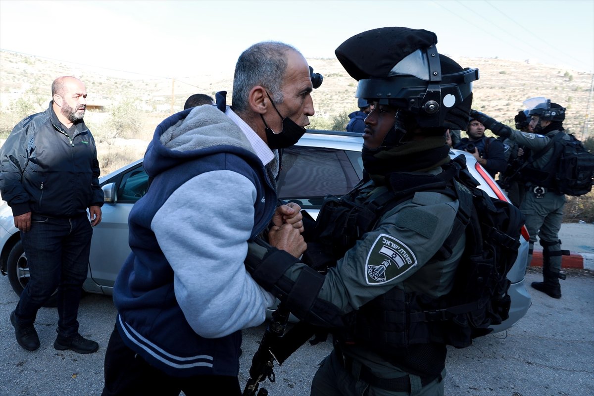 Batı Şeria’da İsrail güçleri ile Yahudi yerleşimciler, Filistinlilere saldırdı