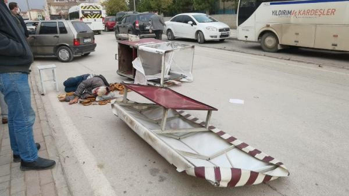 Bursa'da fırtınayla devrilen simitçi, yoğun bakıma alındı