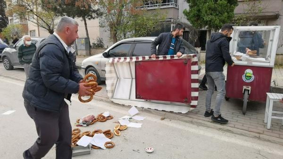 Bursa'da fırtınayla devrilen simitçi, yoğun bakıma alındı