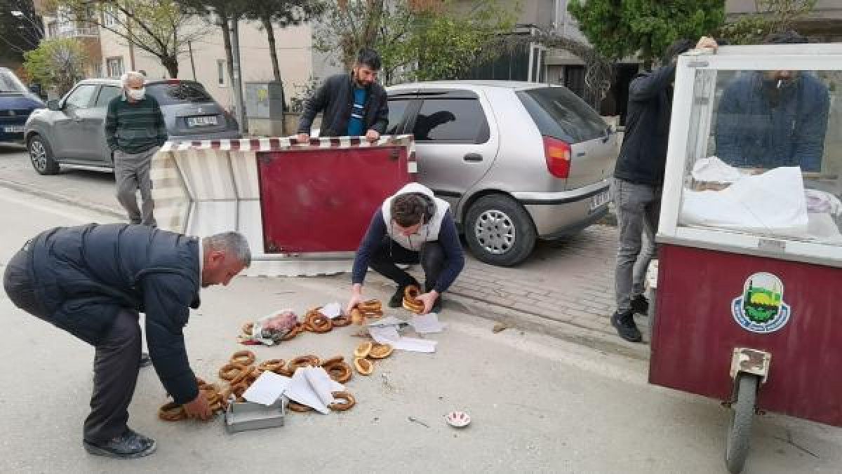 Bursa'da fırtınayla devrilen simitçi, yoğun bakıma alındı