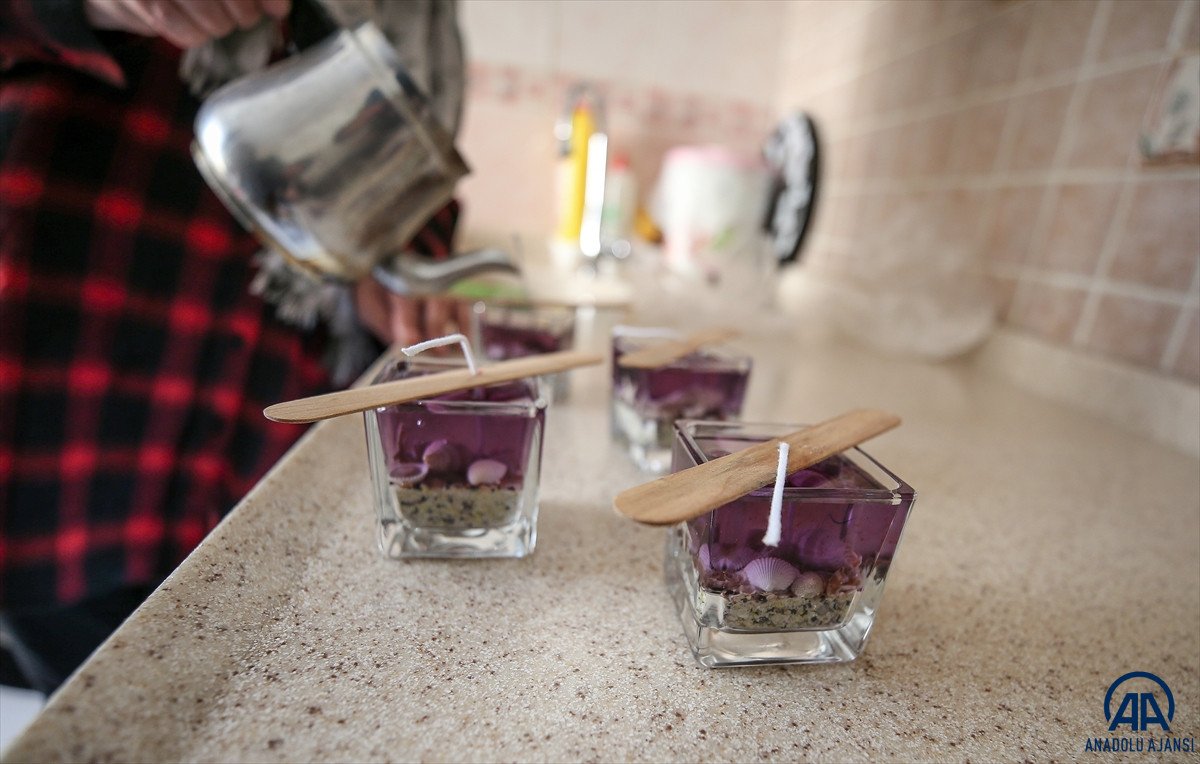 Bursa'da mum yapıp hasta oğlunun tedavisine destek oluyor