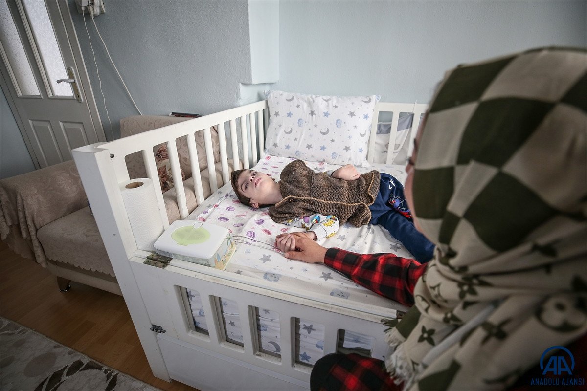 Bursa'da mum yapıp hasta oğlunun tedavisine destek oluyor