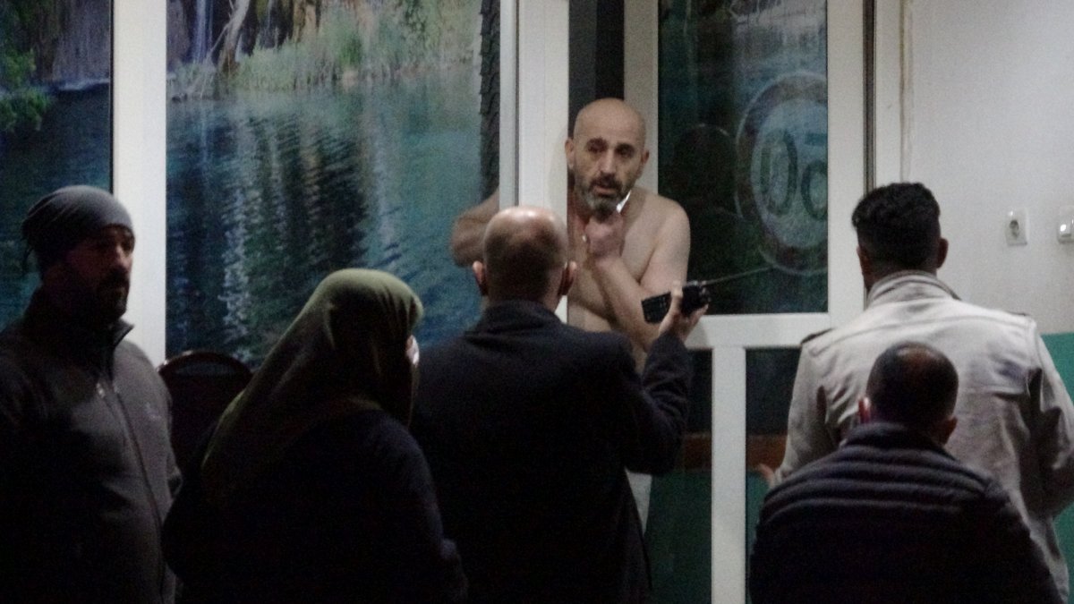 Bursa'da polisten kaçan şüpheli, 9 kişiyi rehin aldı