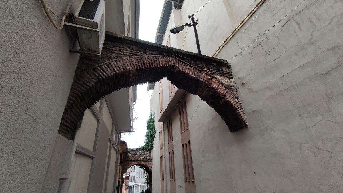 Bursa'da tarihi hanın kemerleri, binalar arasında kayboldu