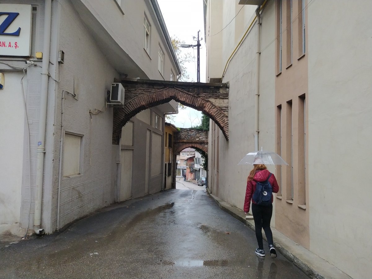 Bursa'da tarihi hanın kemerleri, binalar arasında kayboldu