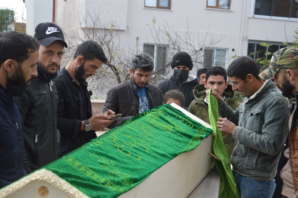 Bursa'daki çocuk, kazada ölen kardeşinin tabutu başında ağladı