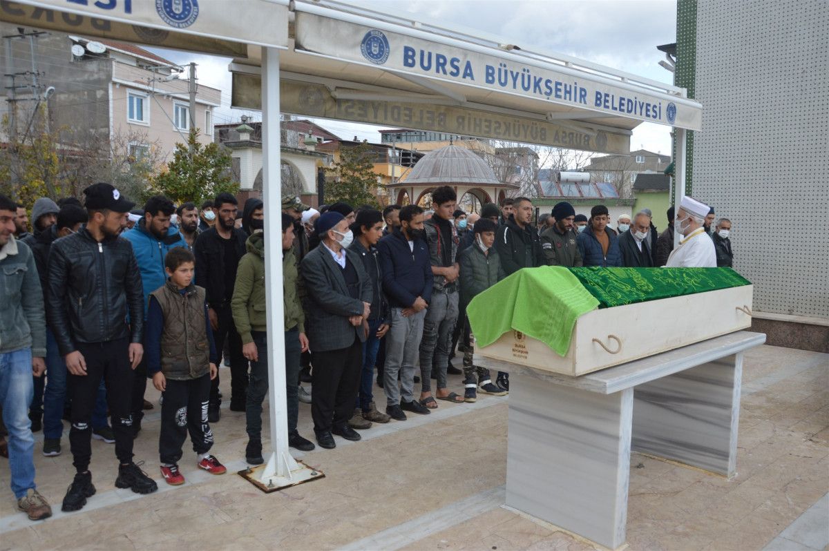 Bursa'daki çocuk, kazada ölen kardeşinin tabutu başında ağladı