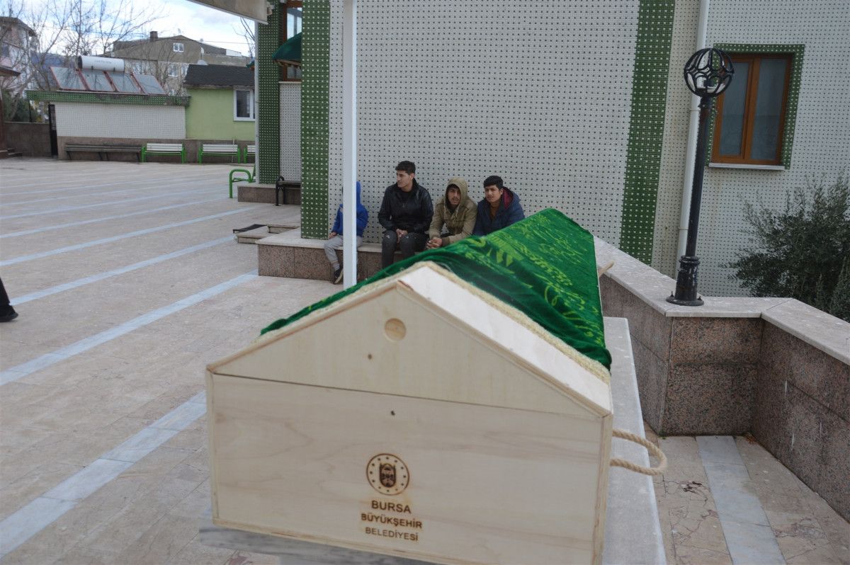 Bursa'daki çocuk, kazada ölen kardeşinin tabutu başında ağladı