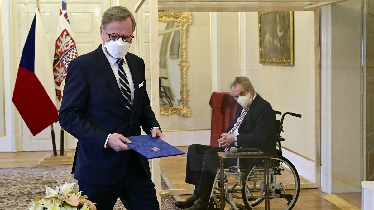 Çekya Başbakanı Petr Fiala&#039;nın yemin töreninde cam bölmeli önlem