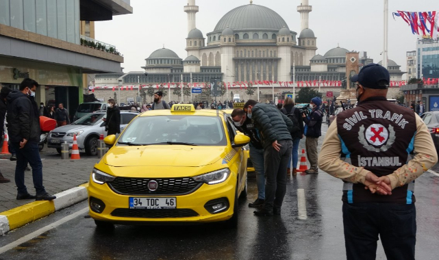 Trafik Ekipleri Tarafından Ceza Kesilen Taksici  Resim Çeken Gazeteciye Kızdı "Terbiyesiz herif, seni alakadar eder mi neden ceza yazıldığı?"