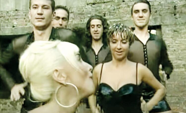 Çöpten çıkan fotoğraf Burak Özçivit'in hayatını değiştirdi