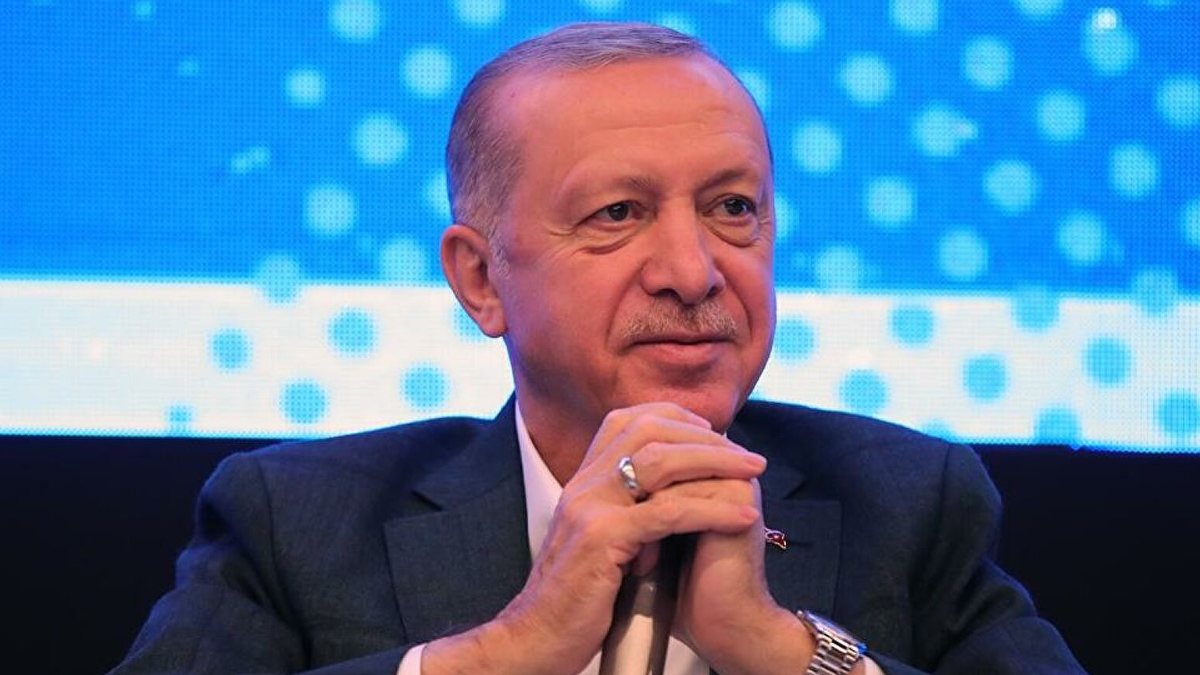Cumhurbaşkanı Erdoğan partililere seslendi: Dimdik ayaktayız