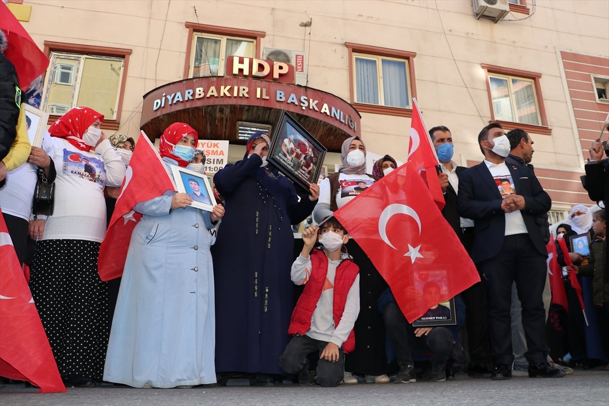 Diyarbakır annesi: Pervin Buldan'ın kızı Avrupa'da geziyor, benim kızım dağda