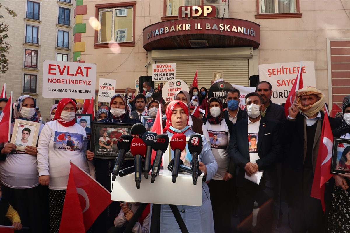 Diyarbakır annesi: Pervin Buldan'ın kızı Avrupa'da geziyor, benim kızım dağda