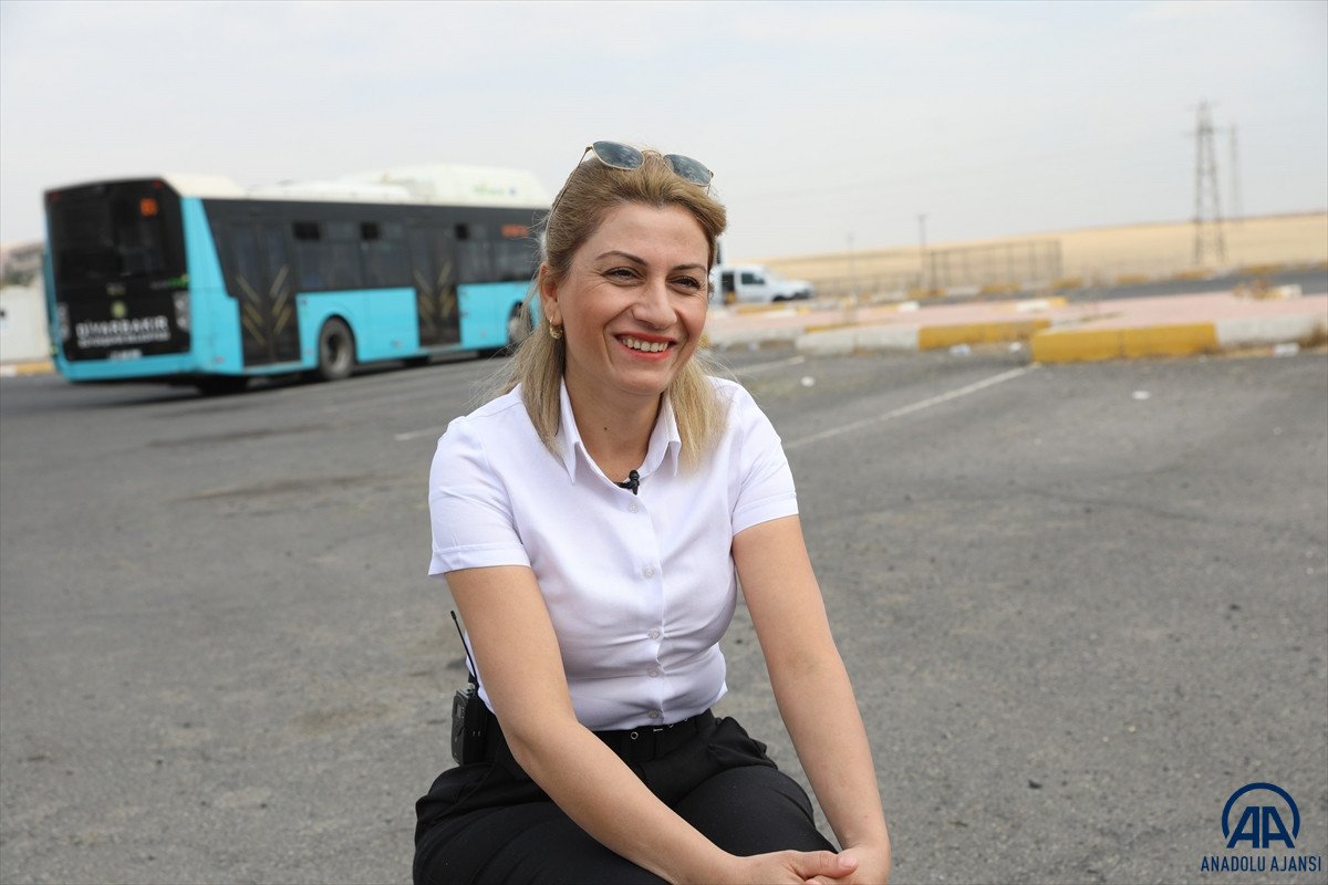 Diyarbakır'da ‘eve git bulaşık yıka’ diyenlere aldırmadı, otobüs şoförü oldu