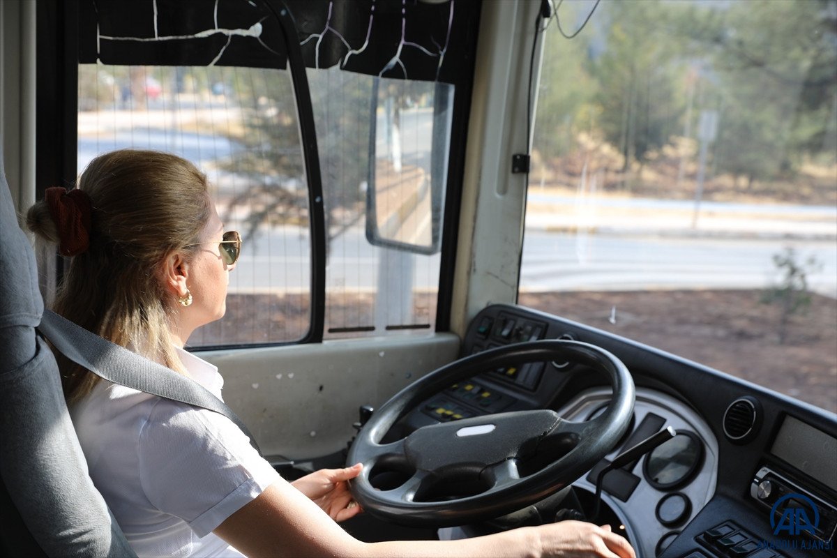 Diyarbakır'da ‘eve git bulaşık yıka’ diyenlere aldırmadı, otobüs şoförü oldu