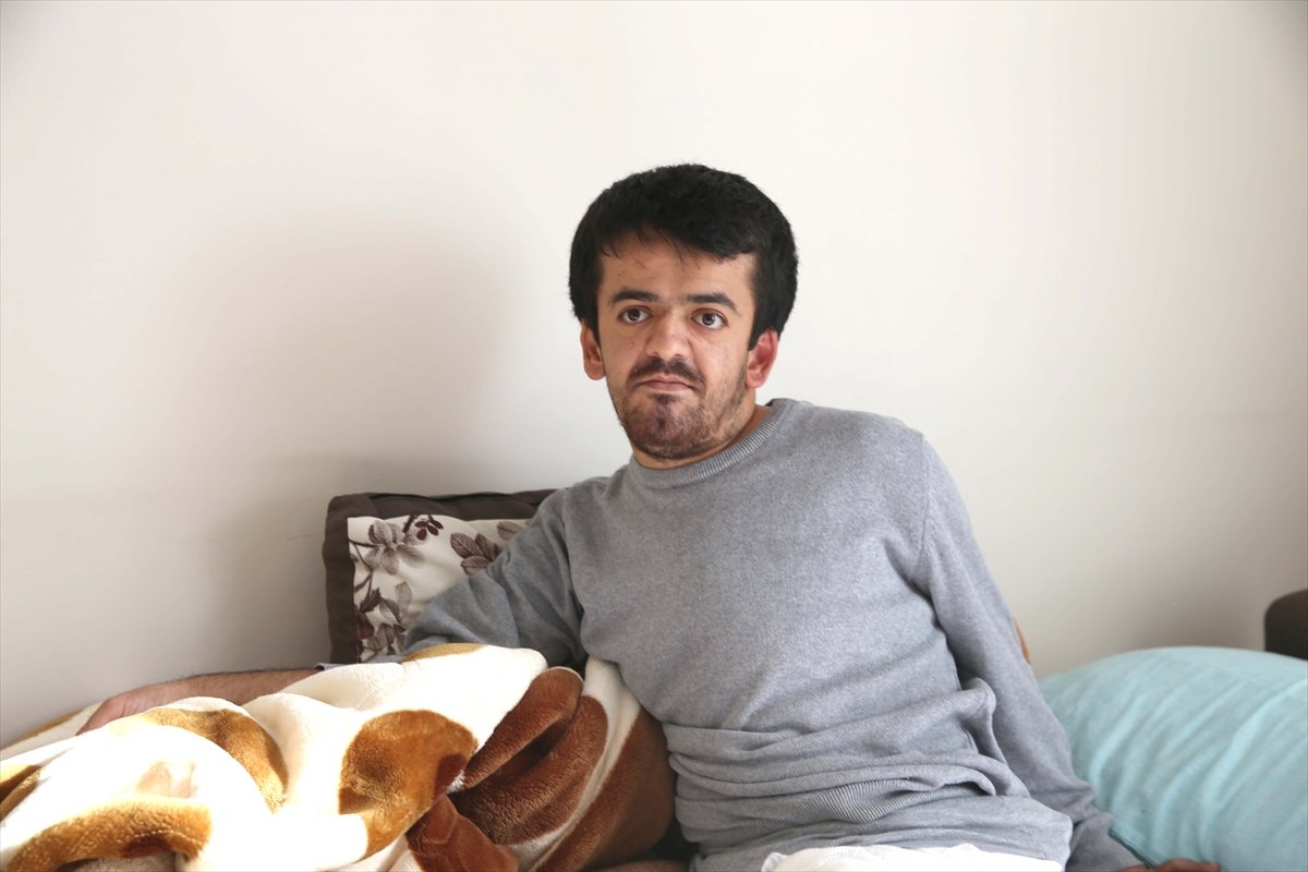 Diyarbakır'da mermer kemik hastası genç, tedavi için yardım bekliyor