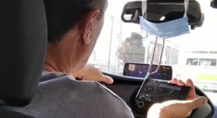 Eli Direksiyonda Gözü At Yarışında! Ticari Taksi Sürücüsü Seyir Halinde At Yarışı İzlerken Görüntülendi!