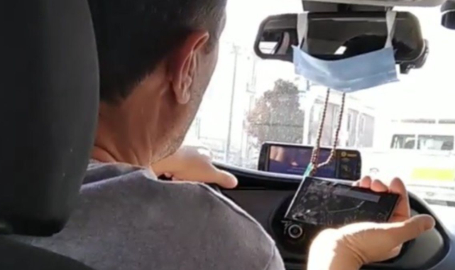 Eli Direksiyonda Gözü At Yarışında! Ticari Taksi Sürücüsü Seyir Halinde At Yarışı İzlerken Görüntülendi!