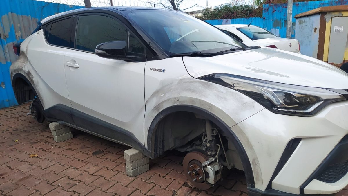 Esenyurt'ta çok sayıda aracın lastikleri çalındı