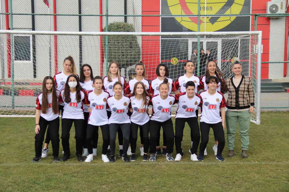 Eskişehirspor'da kadın futbol takımı yeniden kuruldu