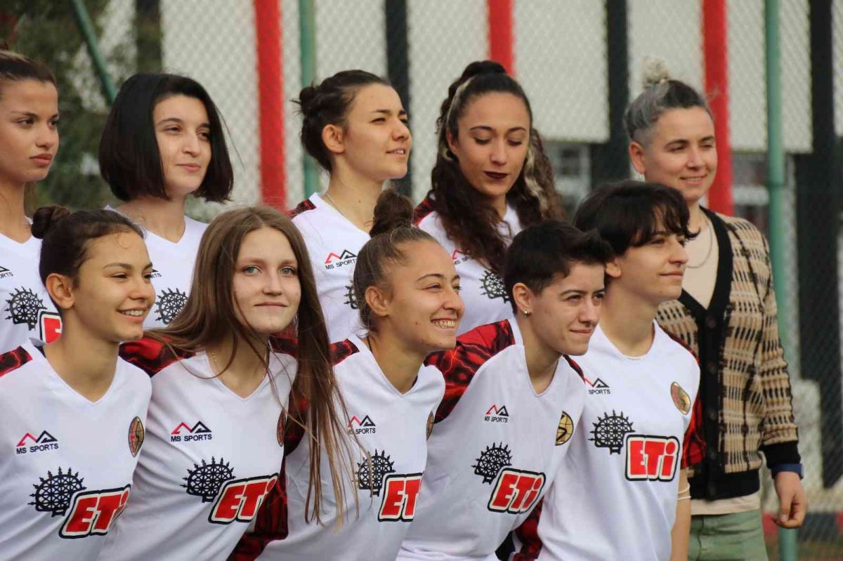 Eskişehirspor'da kadın futbol takımı yeniden kuruldu