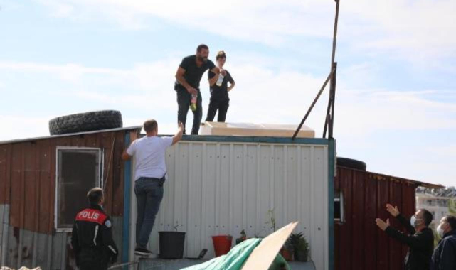 Filmleri Aratmayan Sahne! Yıkım Ekibini Gören Aile, Benzinle Kendilerini Yakmaya Çalıştı!