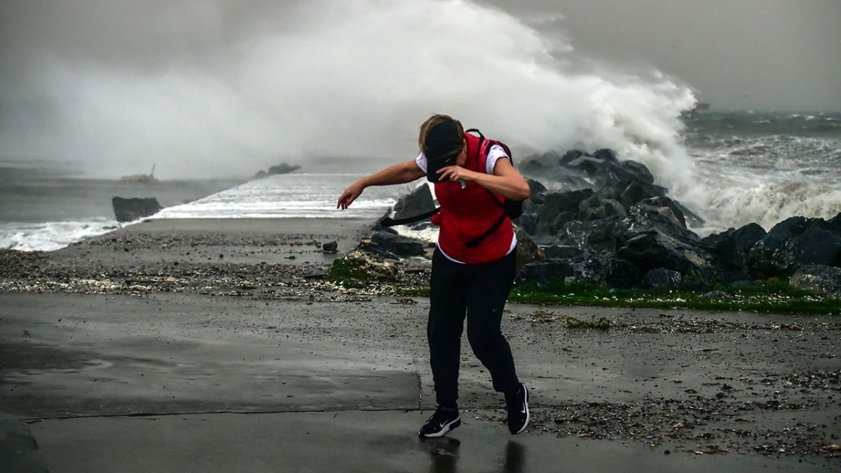 Fırtına yarın yurdu terk edecek, doğu bölgelerde kar yağışı görülecek