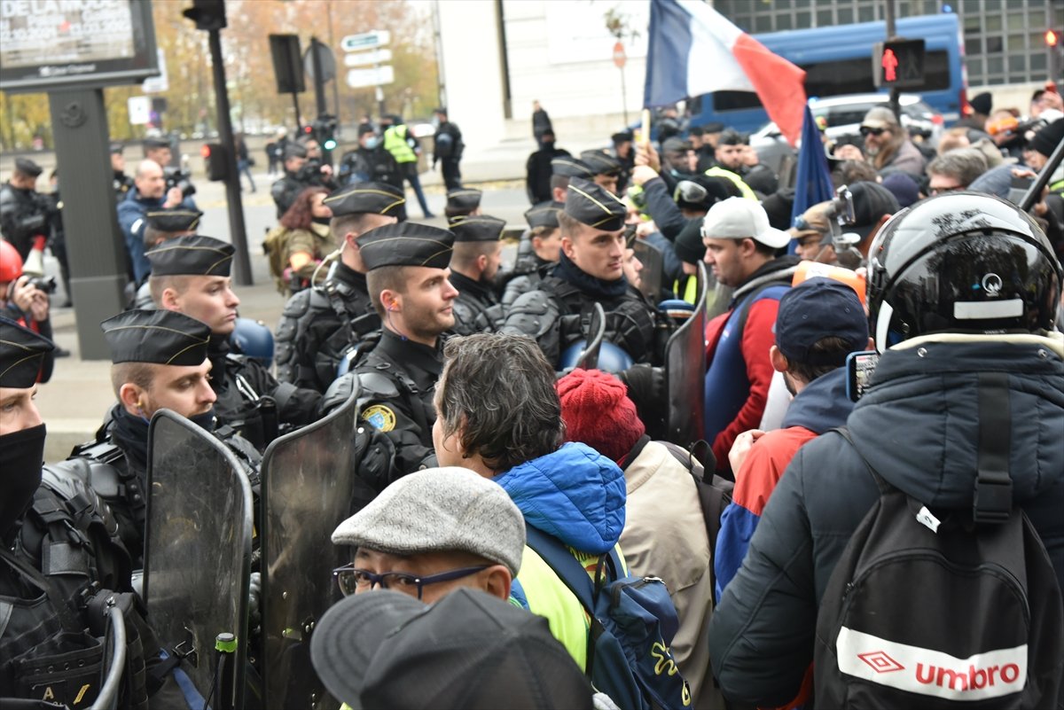 Fransa'da Sarı Yelekliler, hareketin 3. yıldönümünde sokağa indi