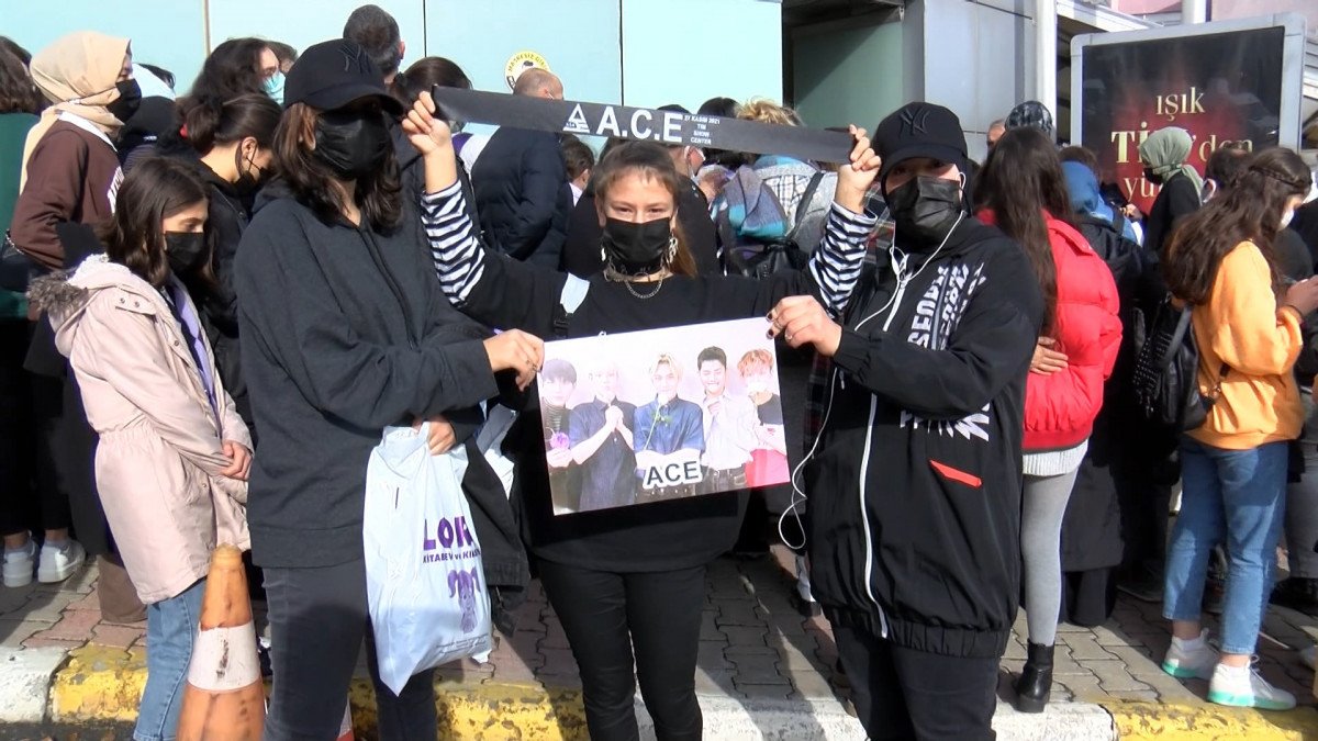 Güney Koreli müzik grubu A.C.E., İstanbul’da konser verdi