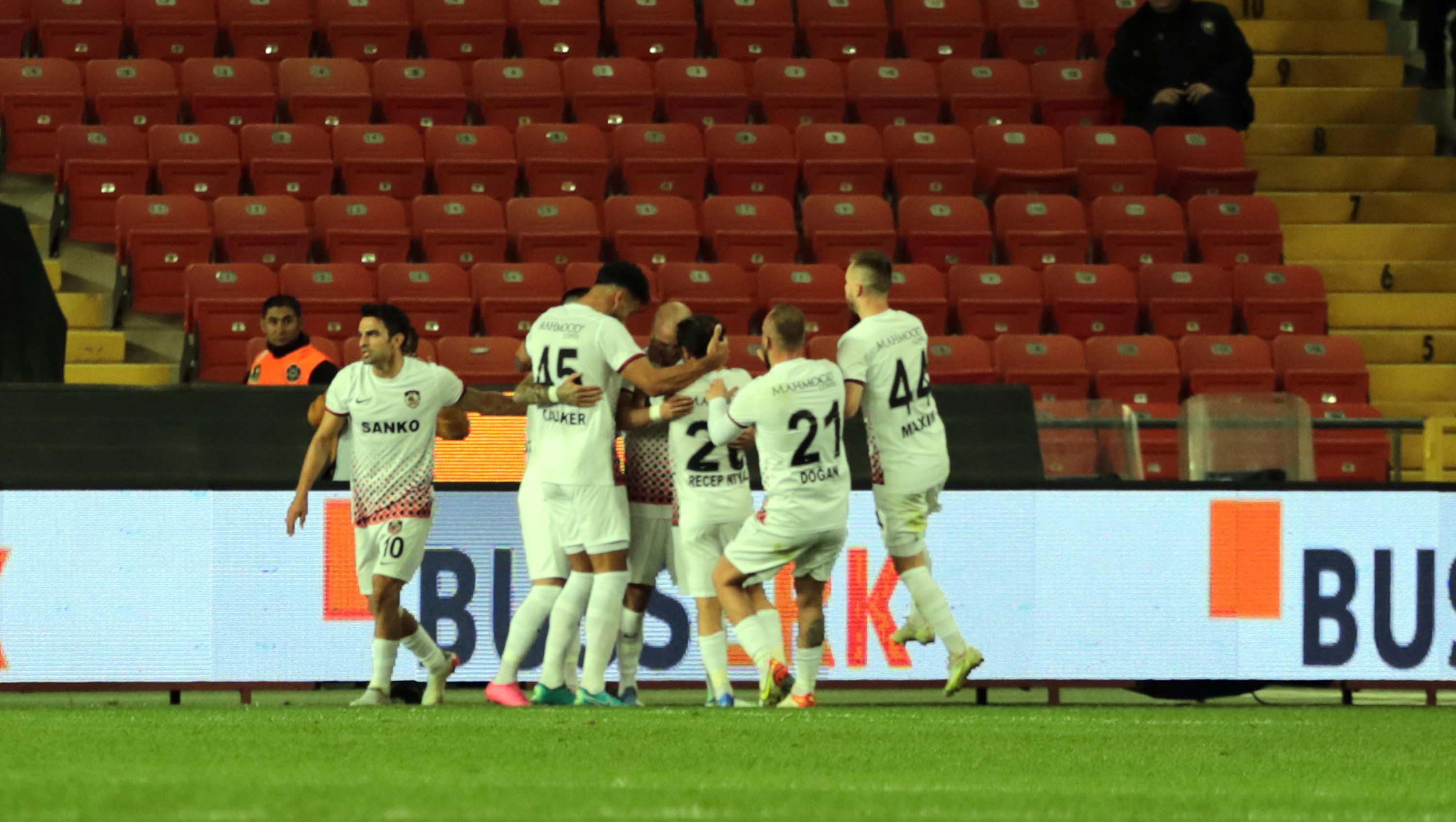 Halis Özkahya, Gaziantep FK-Kasımpaşa maçını 5 dakika erken bitirdi, futbolcuları geri çağırdı!