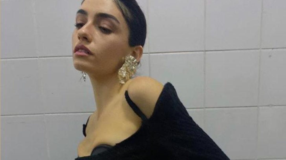 Hazar Ergüçlü&#039;nün sırt dekolteli elbisesine beğeni yağdı