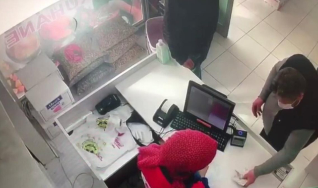 Hırsızlar Haberlere Çıkınca Parayı İade Etti!