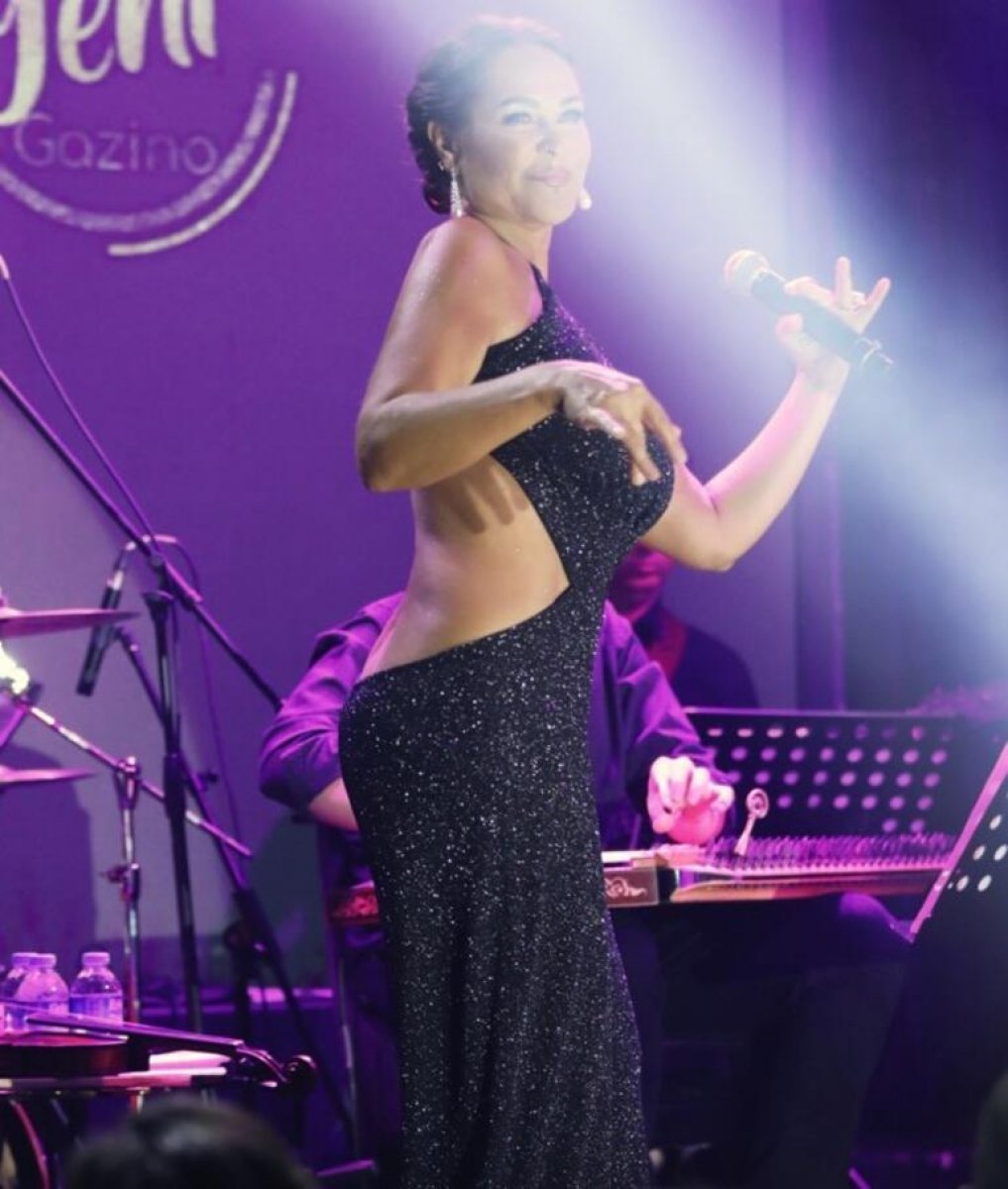 Hülya Avşar, dekolteli elbisesiyle dikkat çekti