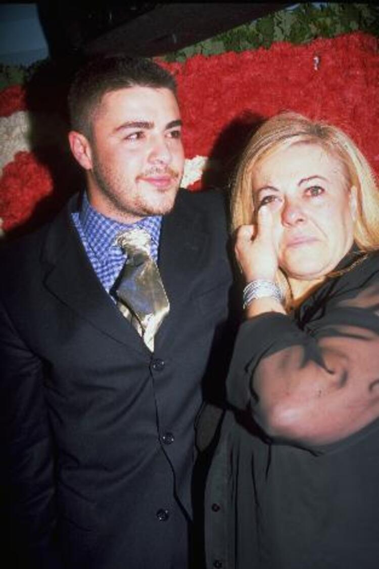 İşleri bırakıp memleketine gitti, annesiyle hasret giderdi... Onu tanıdınız mı?