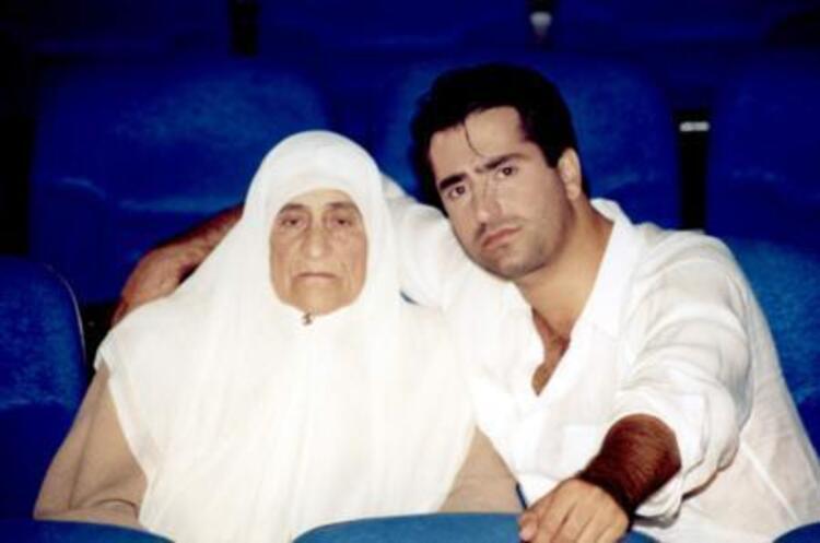 İşleri bırakıp memleketine gitti, annesiyle hasret giderdi... Onu tanıdınız mı?