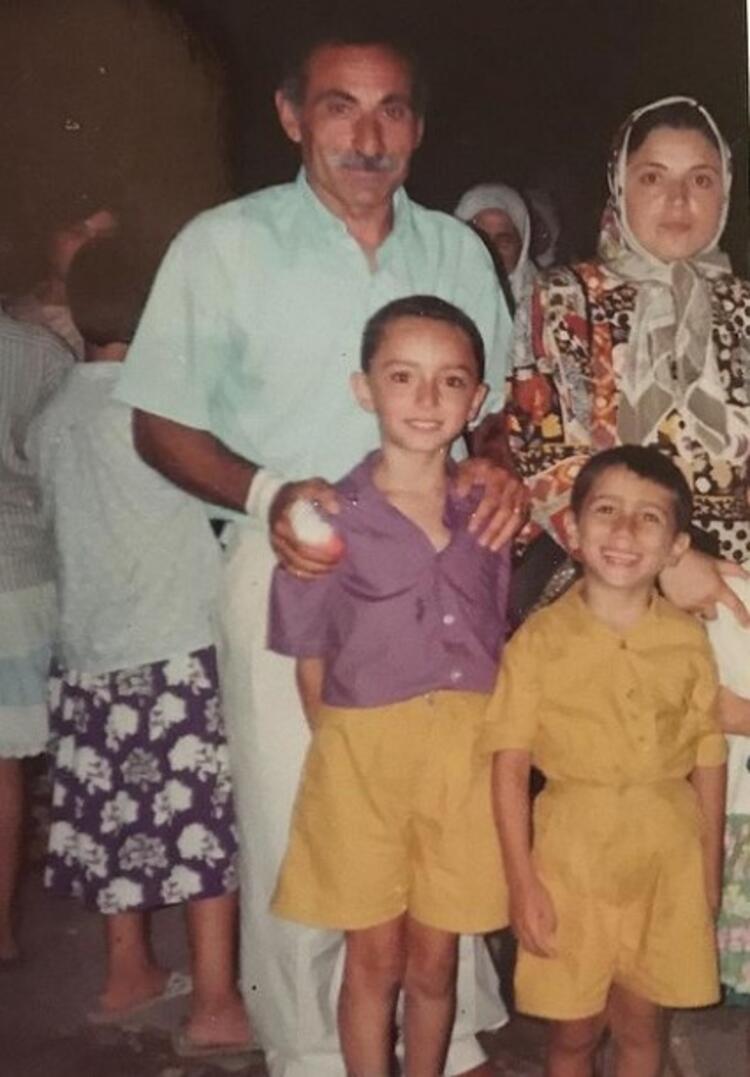 İşleri bırakıp memleketine gitti, annesiyle hasret giderdi... Onu tanıdınız mı?