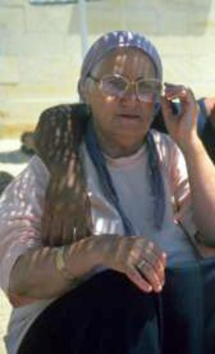 İşleri bırakıp memleketine gitti, annesiyle hasret giderdi... Onu tanıdınız mı?