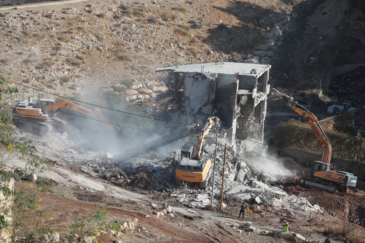 İsrail, Kudüs'te Filistinlilere ait iki binayı yıktı