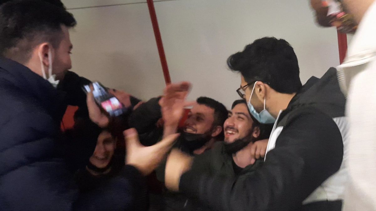 İstanbul&#039;da Azerbaycanlı üniversite öğrencileri metroda şarkı söyledi