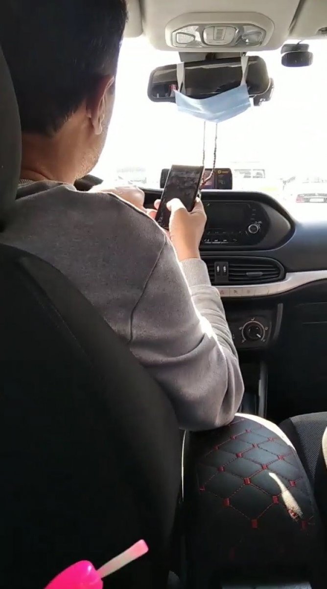 Eli Direksiyonda Gözü At Yarışında! Ticari Taksi Sürücüsü Seyir Halinde At Yarışı İzlerken Görüntülendi!