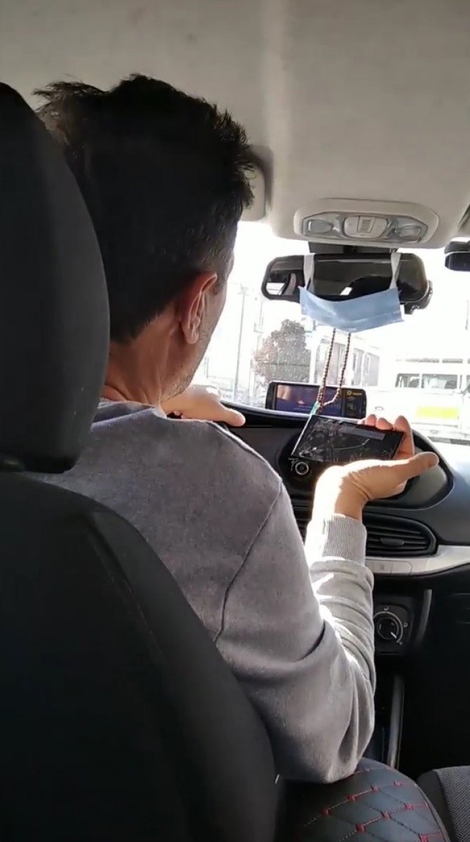 Eli Direksiyonda Gözü At Yarışında! Ticari Taksi Sürücüsü Seyir Halinde At Yarışı İzlerken Görüntülendi!