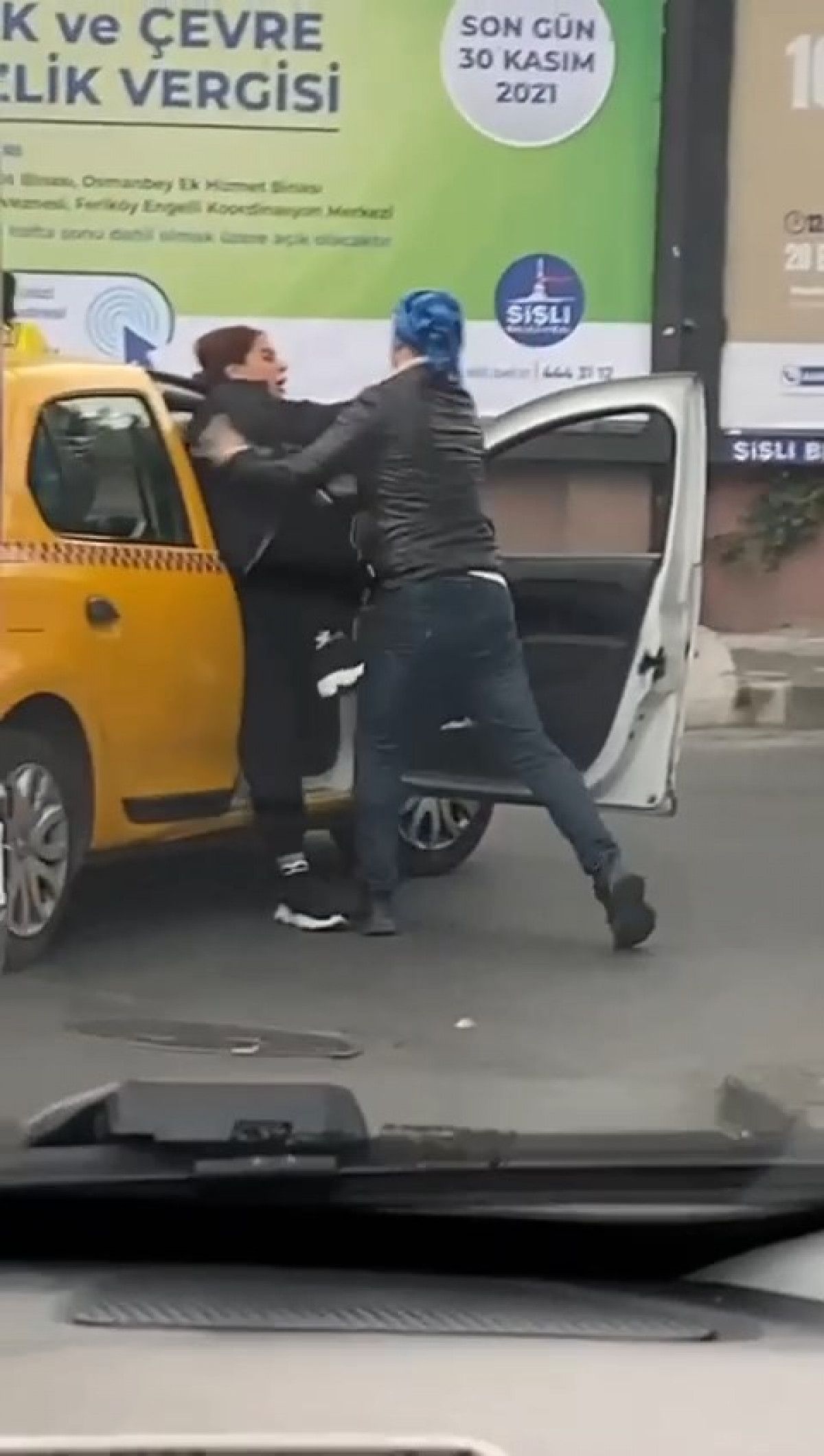 Taksi yolcusu ve sürücü kursu eğitmeni arasında arbede yaşandı