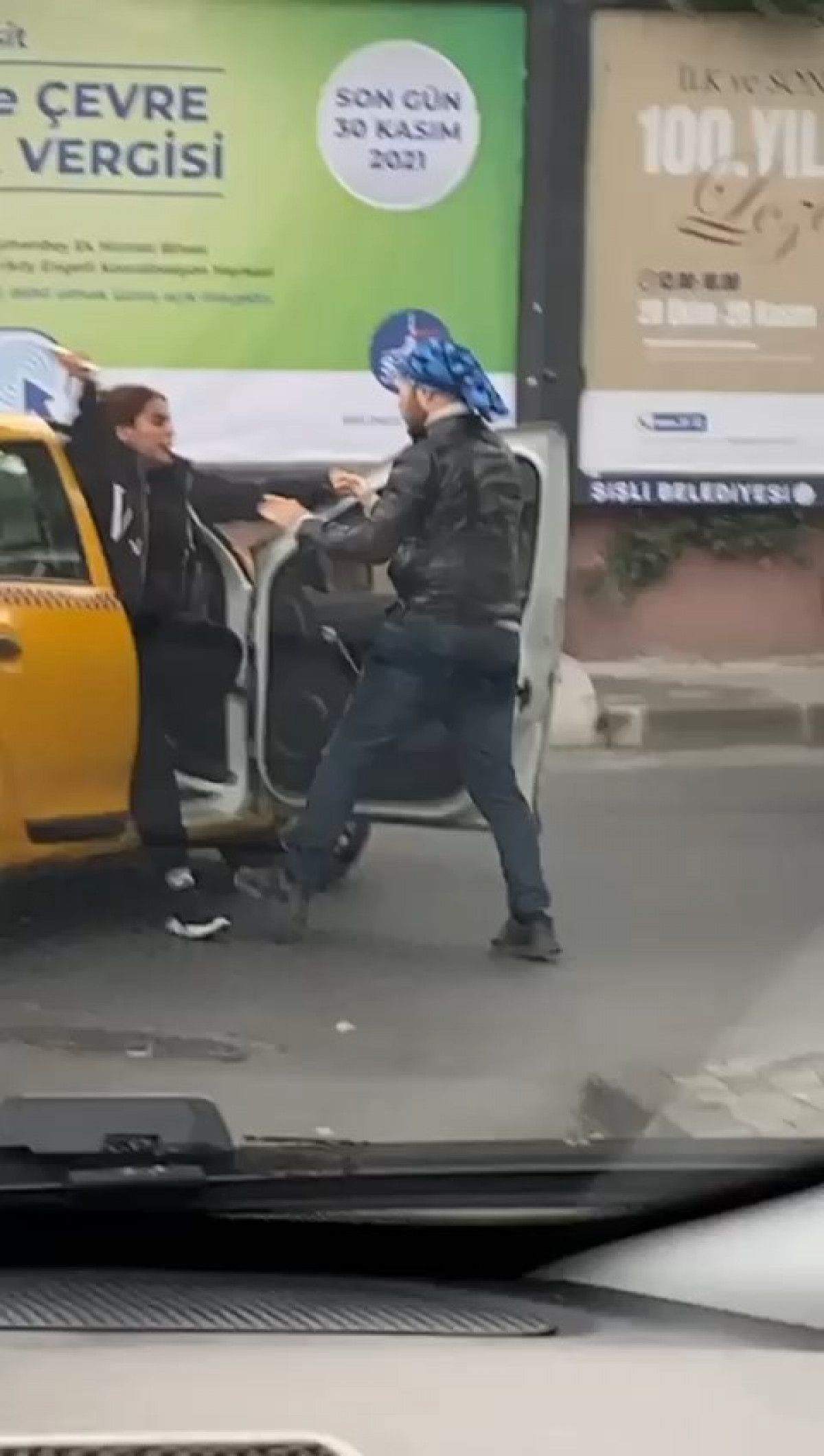 Taksi yolcusu ve sürücü kursu eğitmeni arasında arbede yaşandı